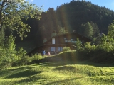 Blick auf das Gasthaus von den unterhalb gelegenen Schwimmbecken aus (Foto gespeichert zu Ausgangspunkt Berggasthof Rosengasse),#