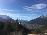 Blick über Garmisch-Partenkirchen mit <a href=/gipfel/zugspitze-499/>Zugspitze</a> (links) und <a href=/gipfel/kramerspitz-179/>Kramerspitz</a> (rechts) von der <a href=/huetten/tannenhuette-frueher-gamshuette-5246/>Tannenhütte.</a> (Foto gespeichert zu <a href=/huetten/tannenhuette-frueher-gamshuette-5246/>Tannenhütte</a>) (Foto gespeichert zu Ziel Kramerspitz),#