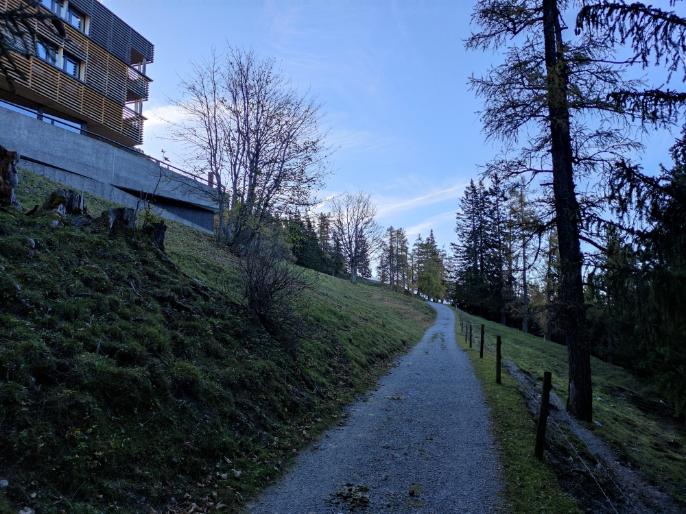 Unterhalb des Clinicum Alpinum entlang