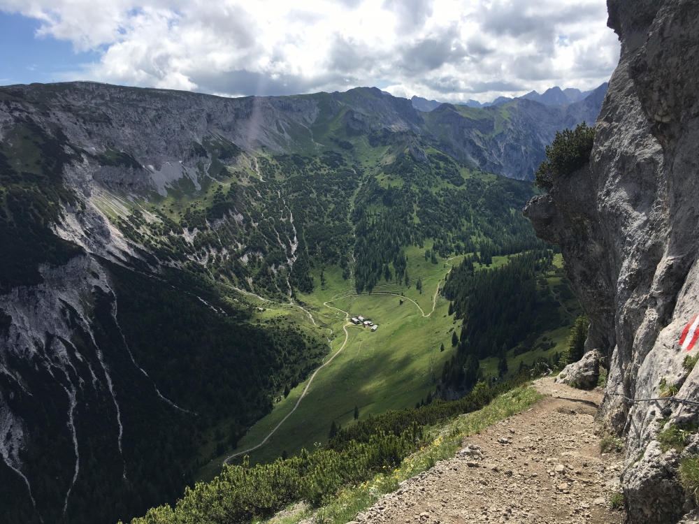 Bärenkopf -> Bärenbadalm: Die drahtseilgesicherte aber leichte Passage unter dem Gipfel