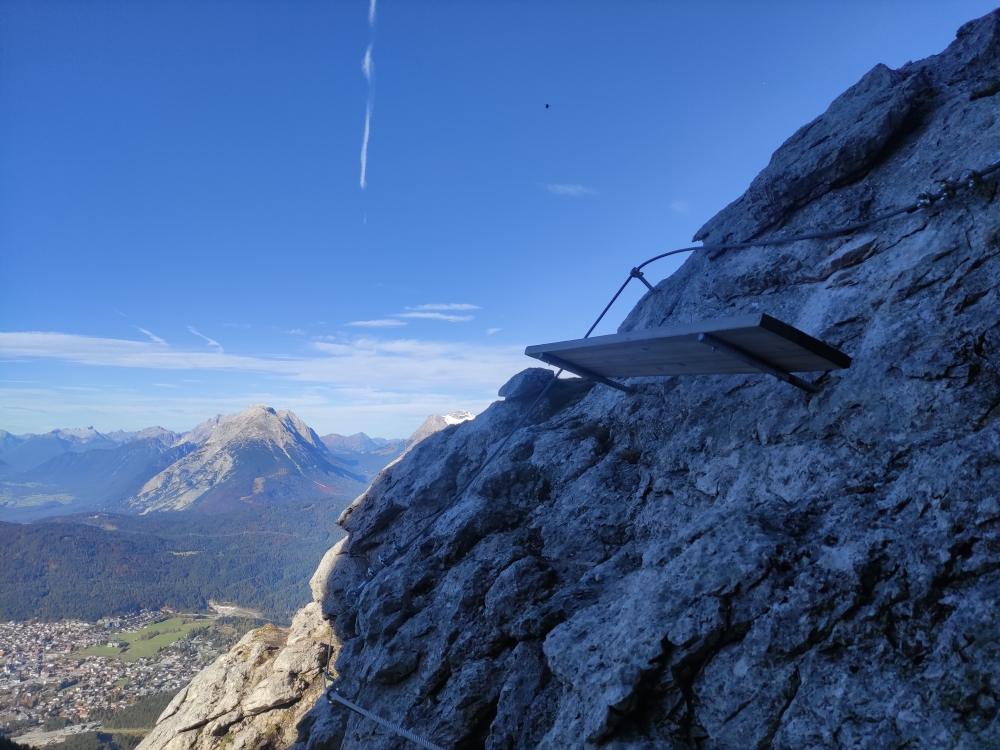 Gesichertes Rast-Bankerl im Klettersteig 