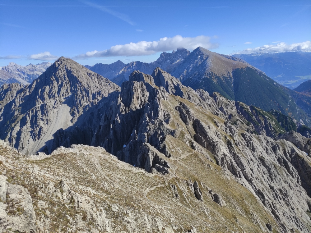 Freiungen-Gipfel und Kühlhochspitze vor der Erlspitze (links) und Großer Solstein 