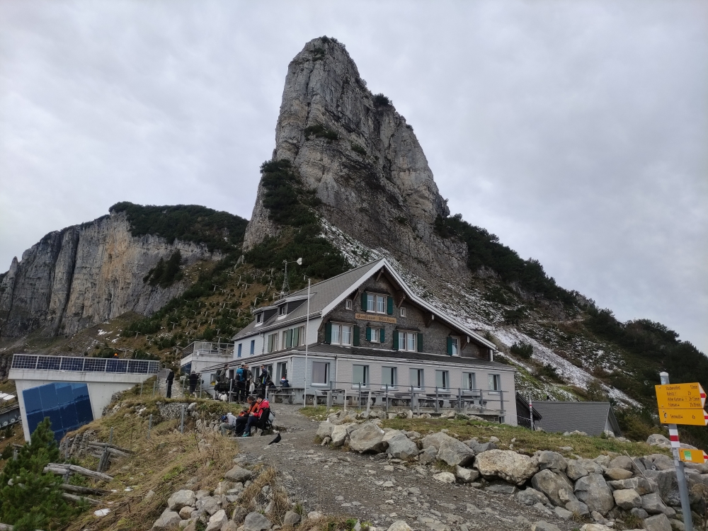 Berggasthaus Staubern an der Bergstation der Gondelbahn vor der Staubernkanzel