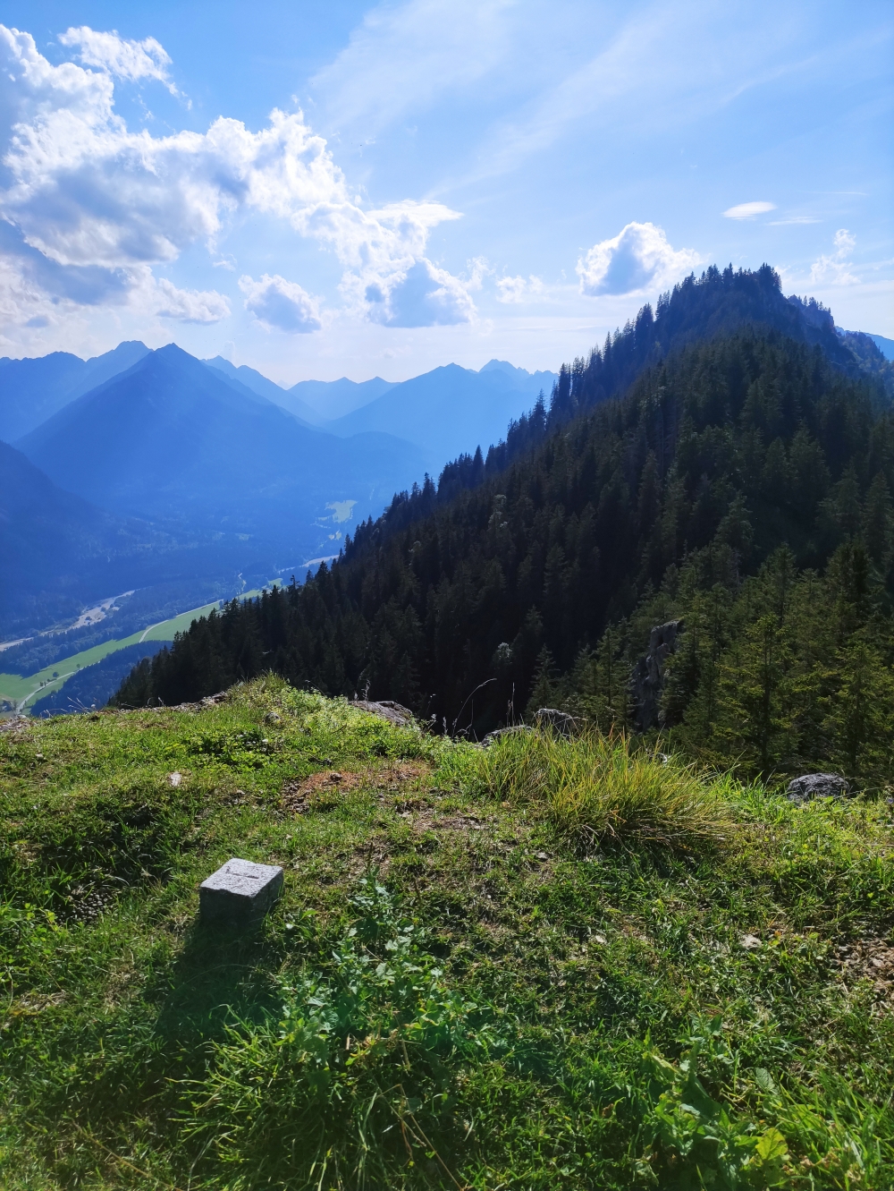 Gipfelmarkierung über dem Graswangtal (Brunnberg)