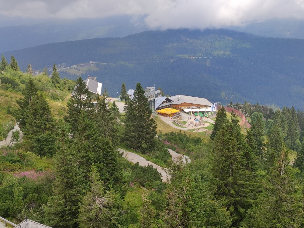 Blick zur Bergstation der Arber-Gondelbahn mit dem  Arberschutzhaus und der Eisensteiner Hütte (Großer Seeriegel)