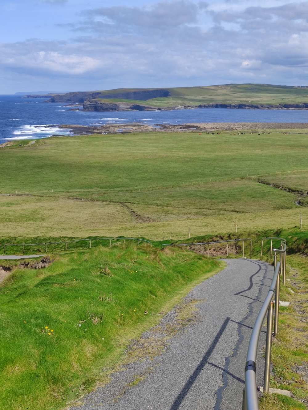 Asphaltierter Weg an den Klippen von Kilkee