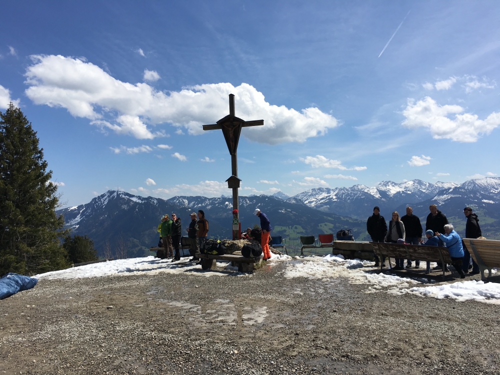 Mittag -> Alpe Mittelberg: (Gipfel)-Kreuz auf dem Wanderweg unterhalb des eigentlichen Gipfels