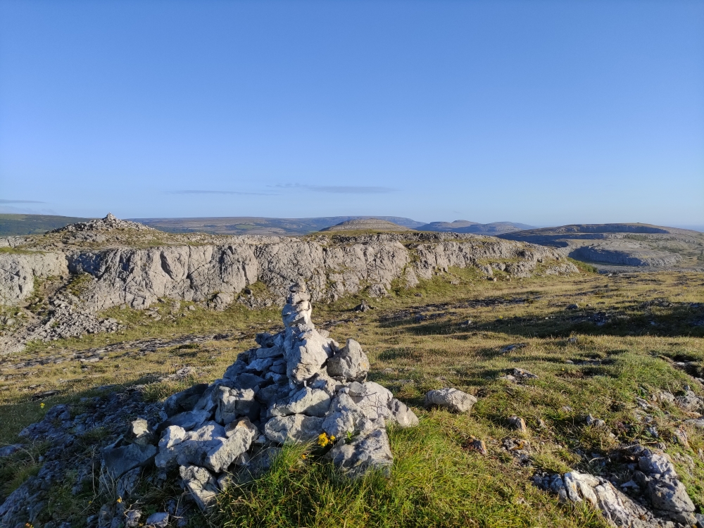 Blick vom Vorgipfel auf den Mullagh More - links der kurze kraxelige Abschnitt 