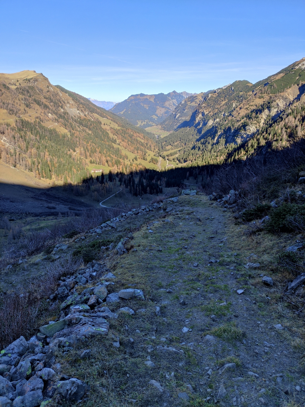 Alter Karrenweg mit Blick in das Valünatal