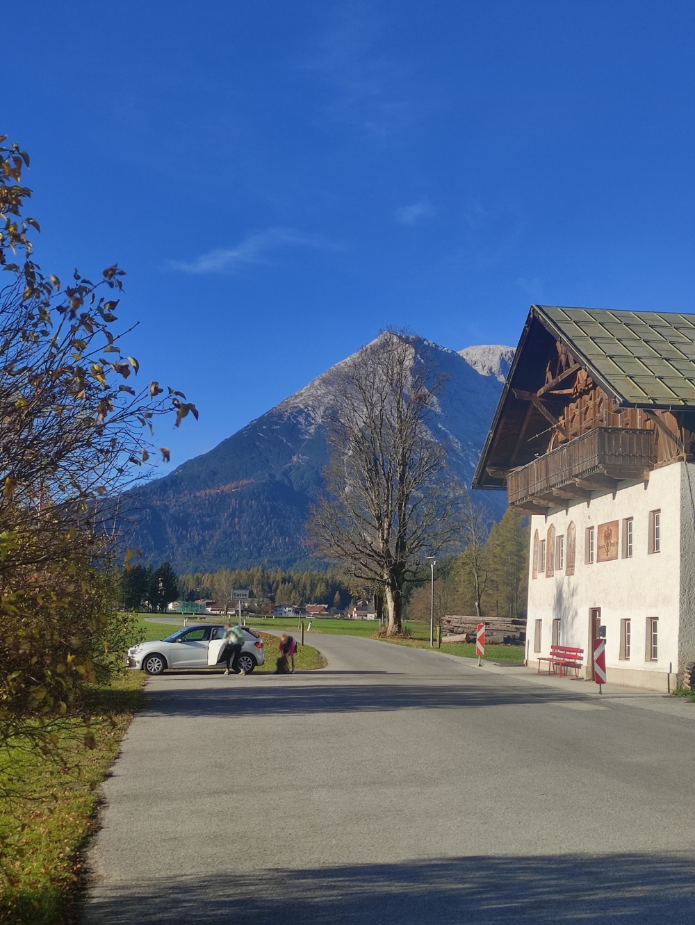 Parkplatz am ehemaligen Gasthof in Gasse