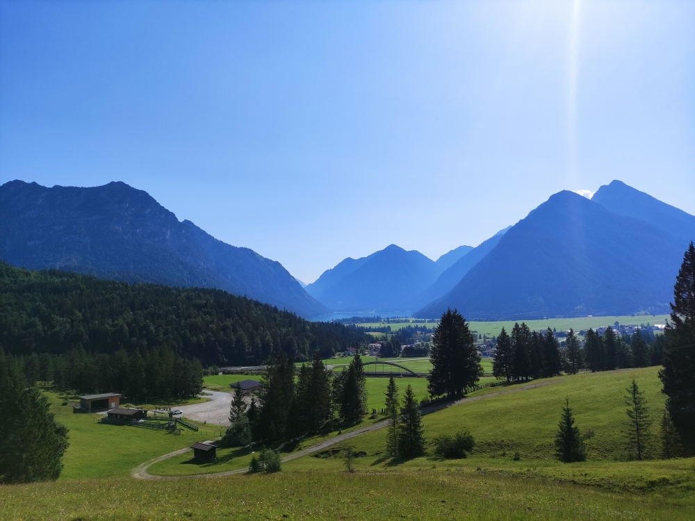 Parkplatz und Heiterwanger See im Hintergrund