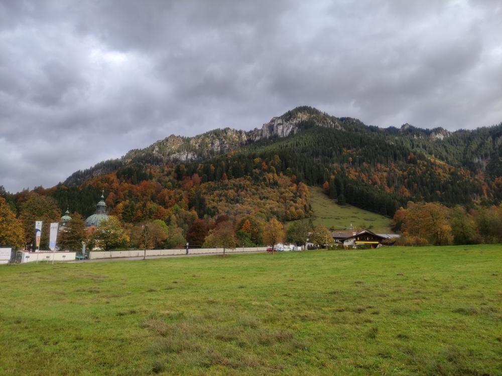 Parkplatz entlang der Klostermauer bei der Schaukäserei