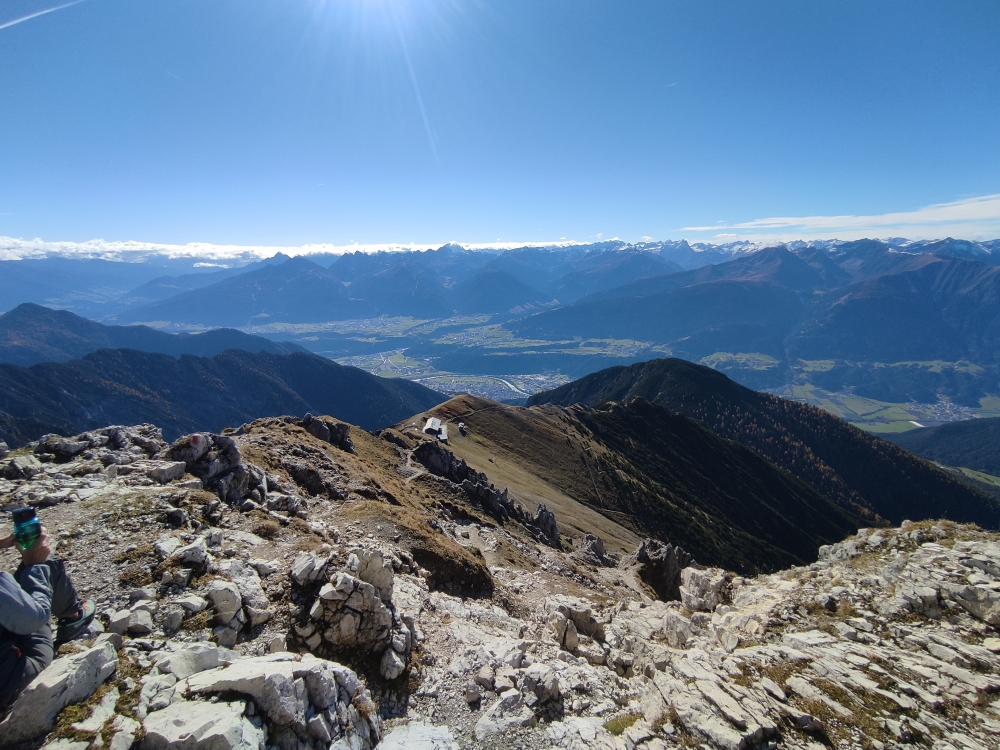 Blick nach Süden über die Nördlinger Hütte (Reither Spitze)