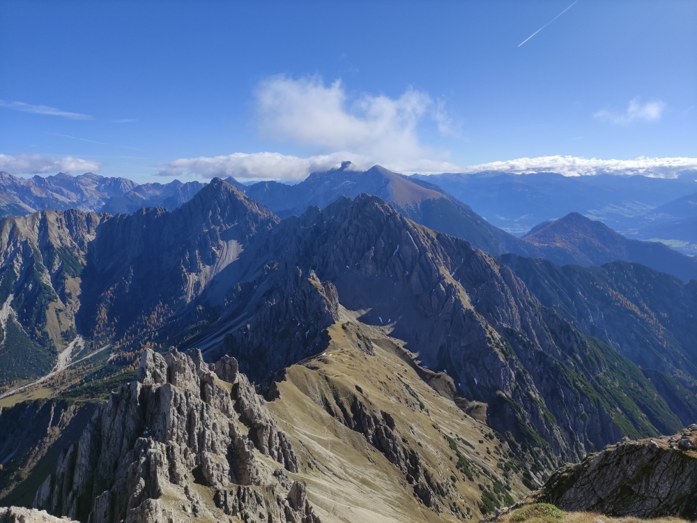 Blick nach Osten auf den Freiunger Höhenweg zum Kleiner Solstein (rechts hinten) (Reither Spitze)