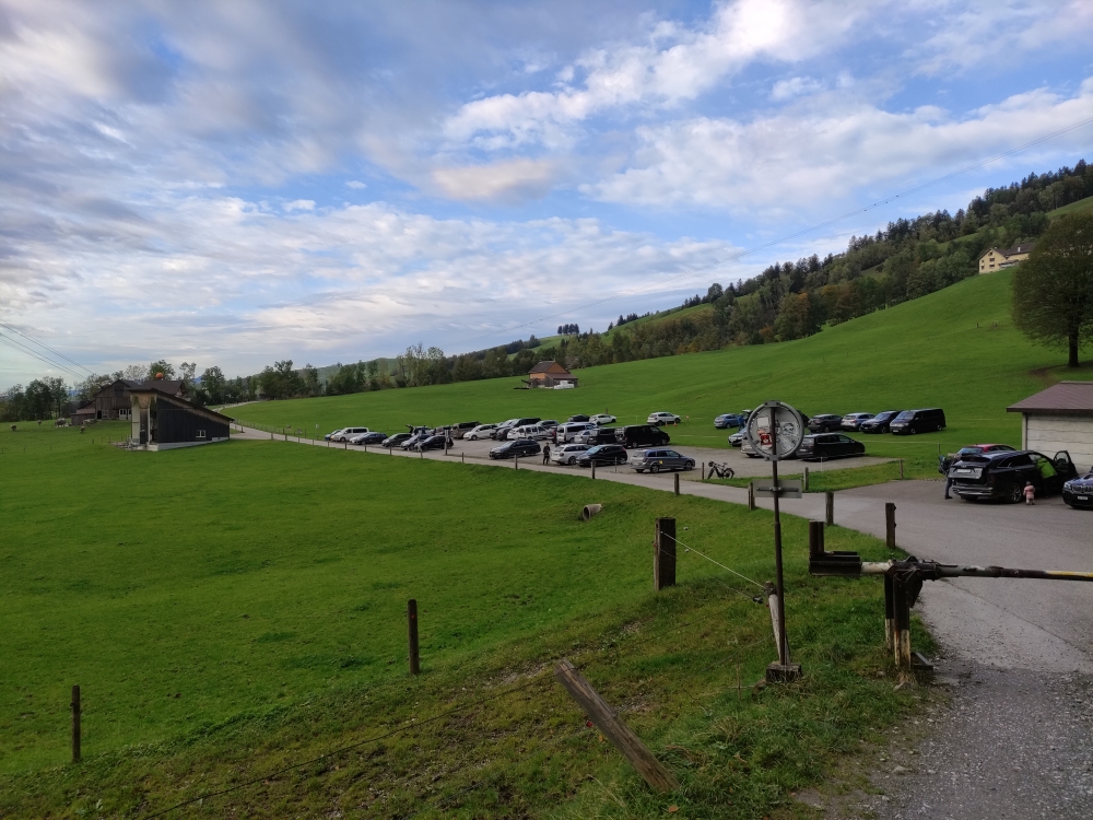 Am Wanderparkplatz Pfannenstiel und der Talstation der LSB Alp Sigel vorbei