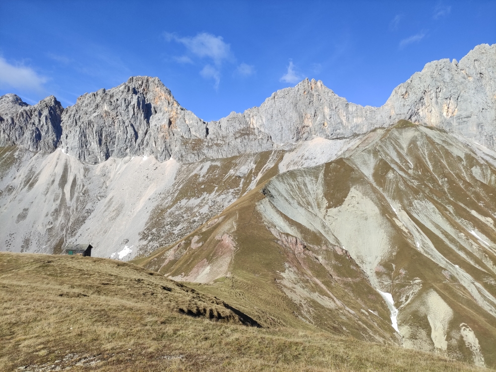 Blick an der Erinnerungshütte vorbei in das Scharnitzjoch unter der Scharnitzspitze