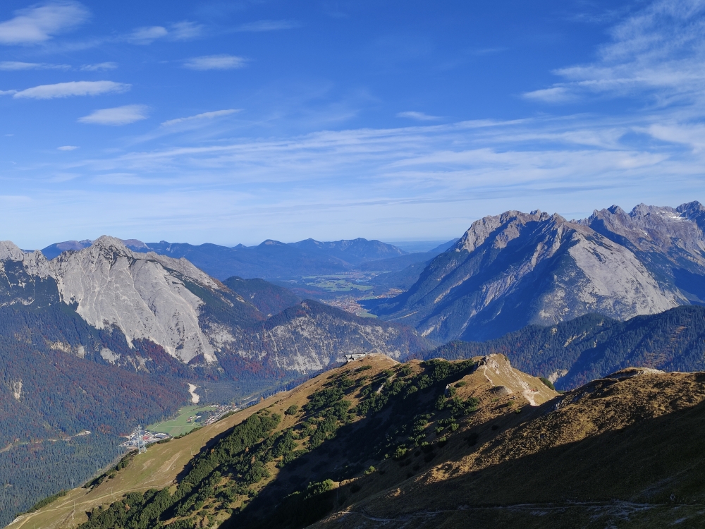 Blick über das Seefelder Joch und Mittenwald zum Herzogstand (Seefelder Spitze)