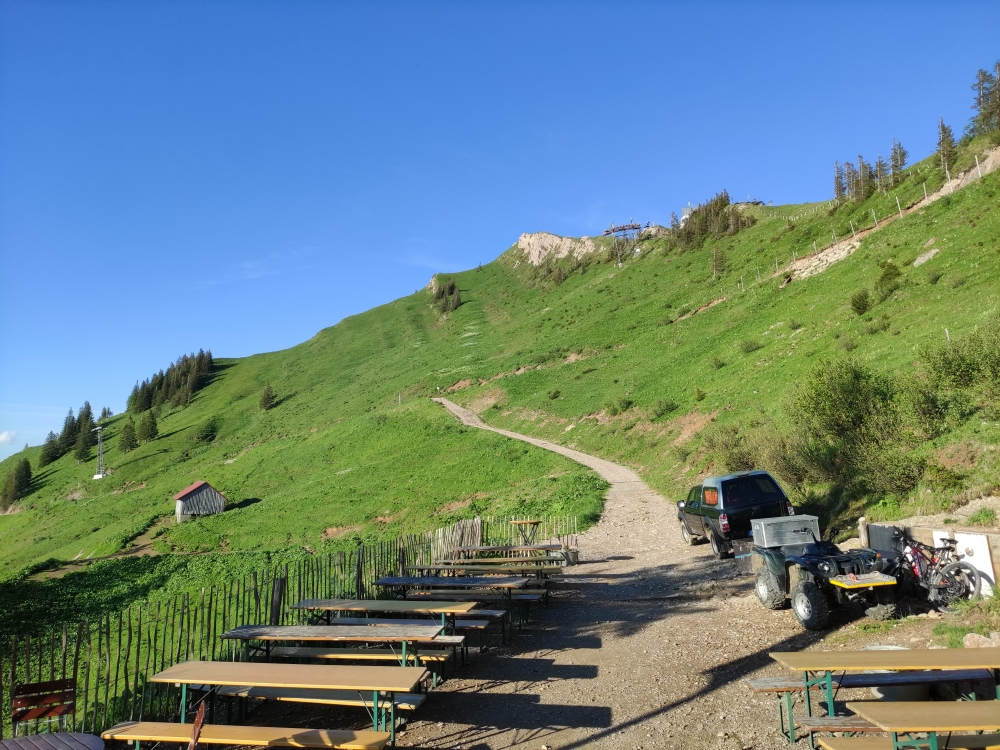 Terrasse Staufner Haus mit Weg zur Bergstation