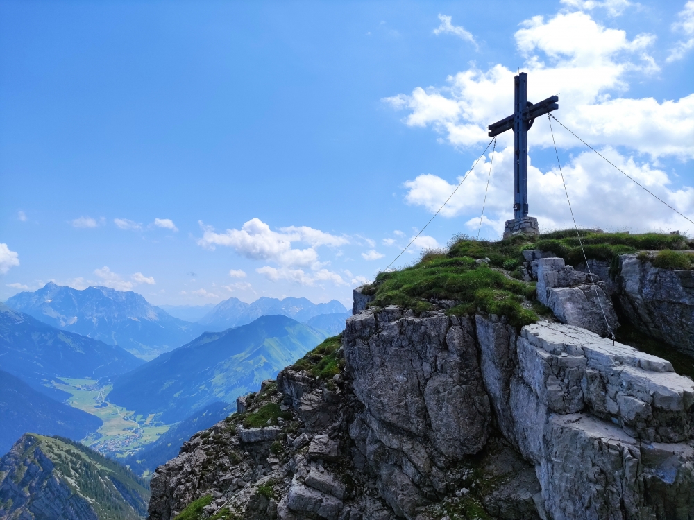 Gipfelkreuz mit Zugspitzblick (Thaneller)