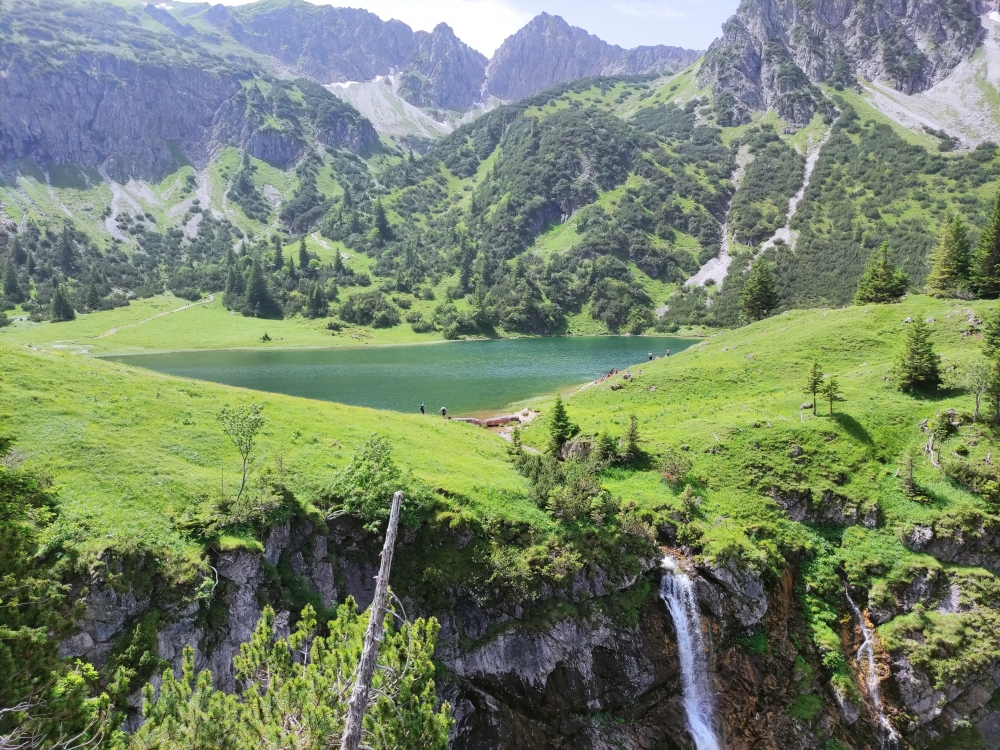 Gaisalpsee mit Wasserfall (Unterer Gaisalpsee)