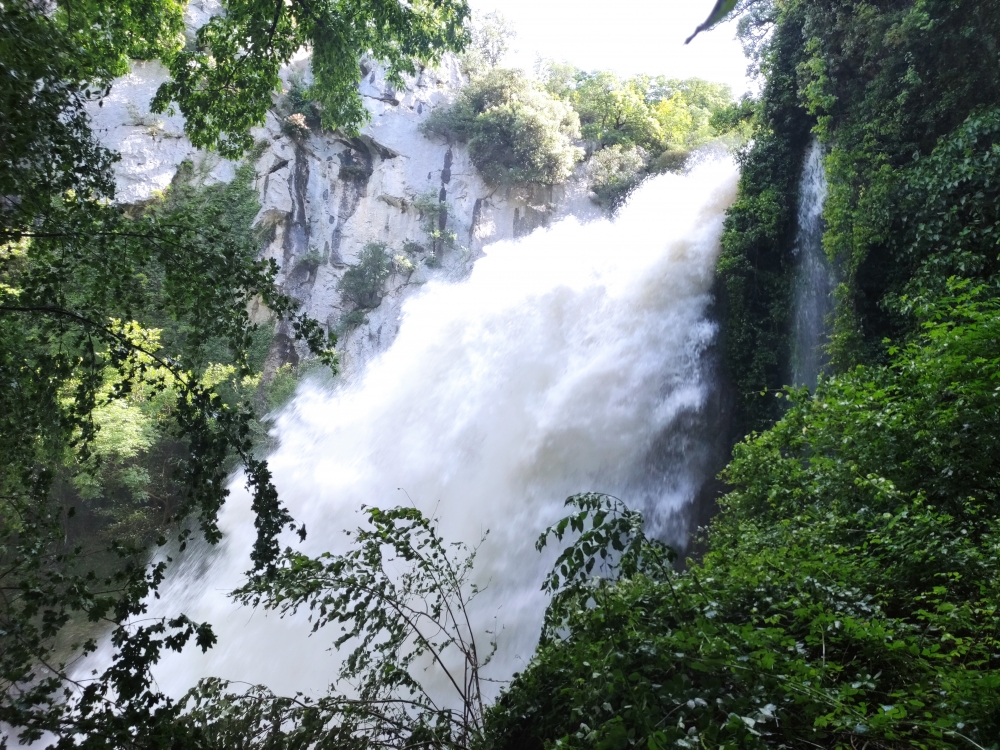 Hochwasser-Wasserfall (Vela Pec)